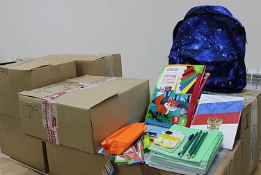 Молодые парламентарии собрали рюкзаки и книги детям Донбасса